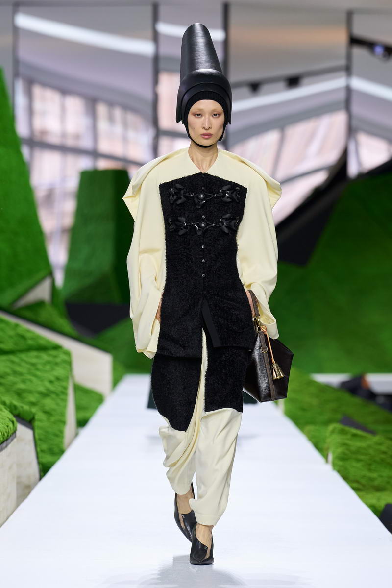 LOUIS VUITTON WOMEN’S FALL WINTER 2026 SHOW COLLECTION  © Louis Vuitton – All rights reserved